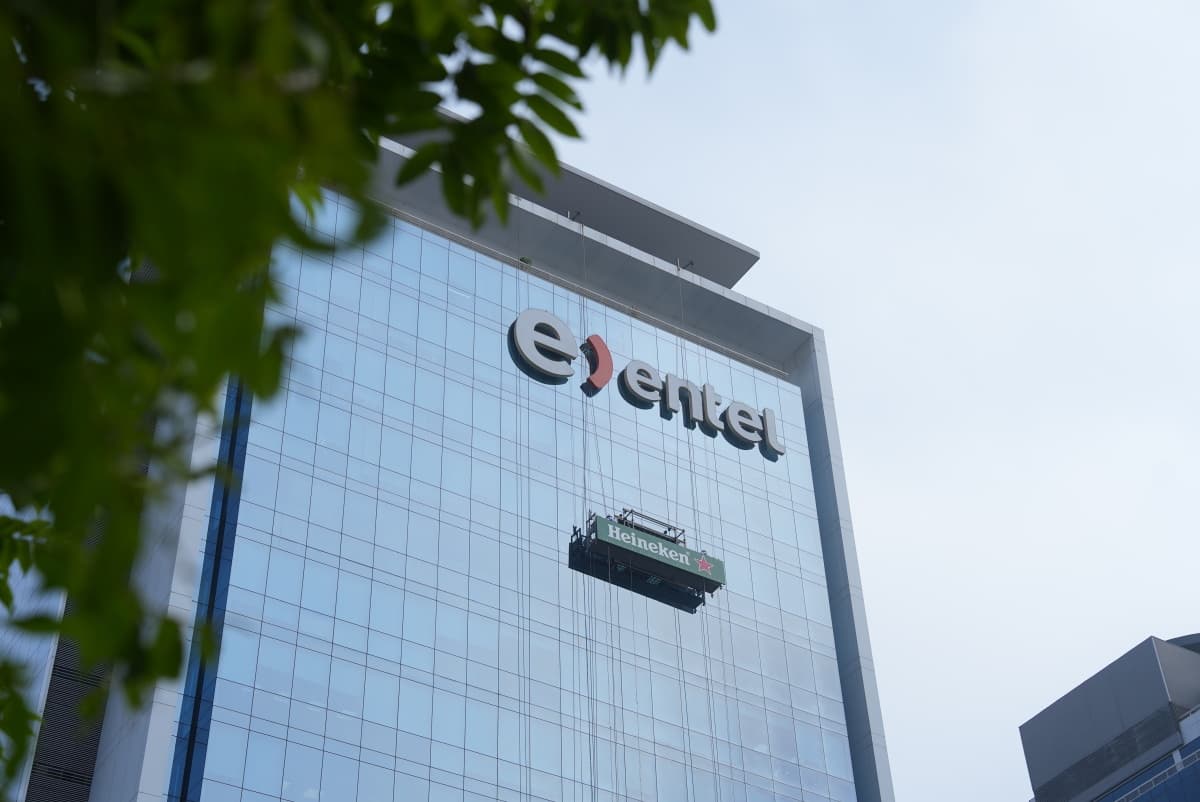 Portada de Heineken y Ogilvy intervienen un edificio en Lima para que los fans no se pierdan la semifinal de la Champions 