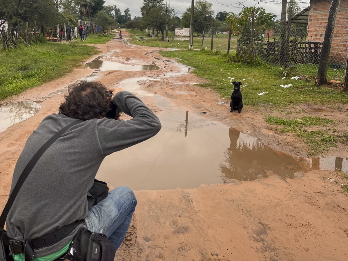 Portada de Un fotoperiodista de guerra, ganador del Premio Pulitzer, retrata una realidad invisible, para una campaña de TECHO