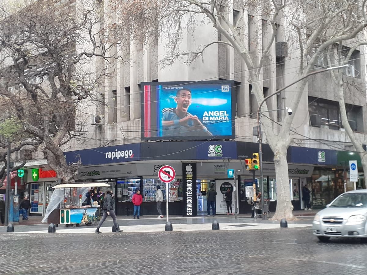 Portada de La nueva serie sobre Ángel Di María, en una acción OOH en VMEDIOS