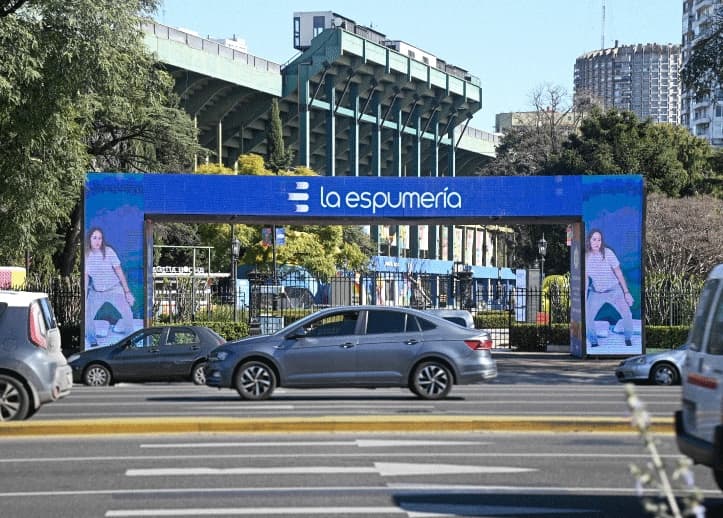 Portada de La Espumería se suma al Full Day DOOH de Grupo Via