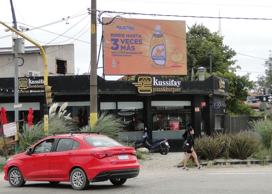 Portada de Magistral marca presencia en un circuito de pantallas led de la red de VMedios