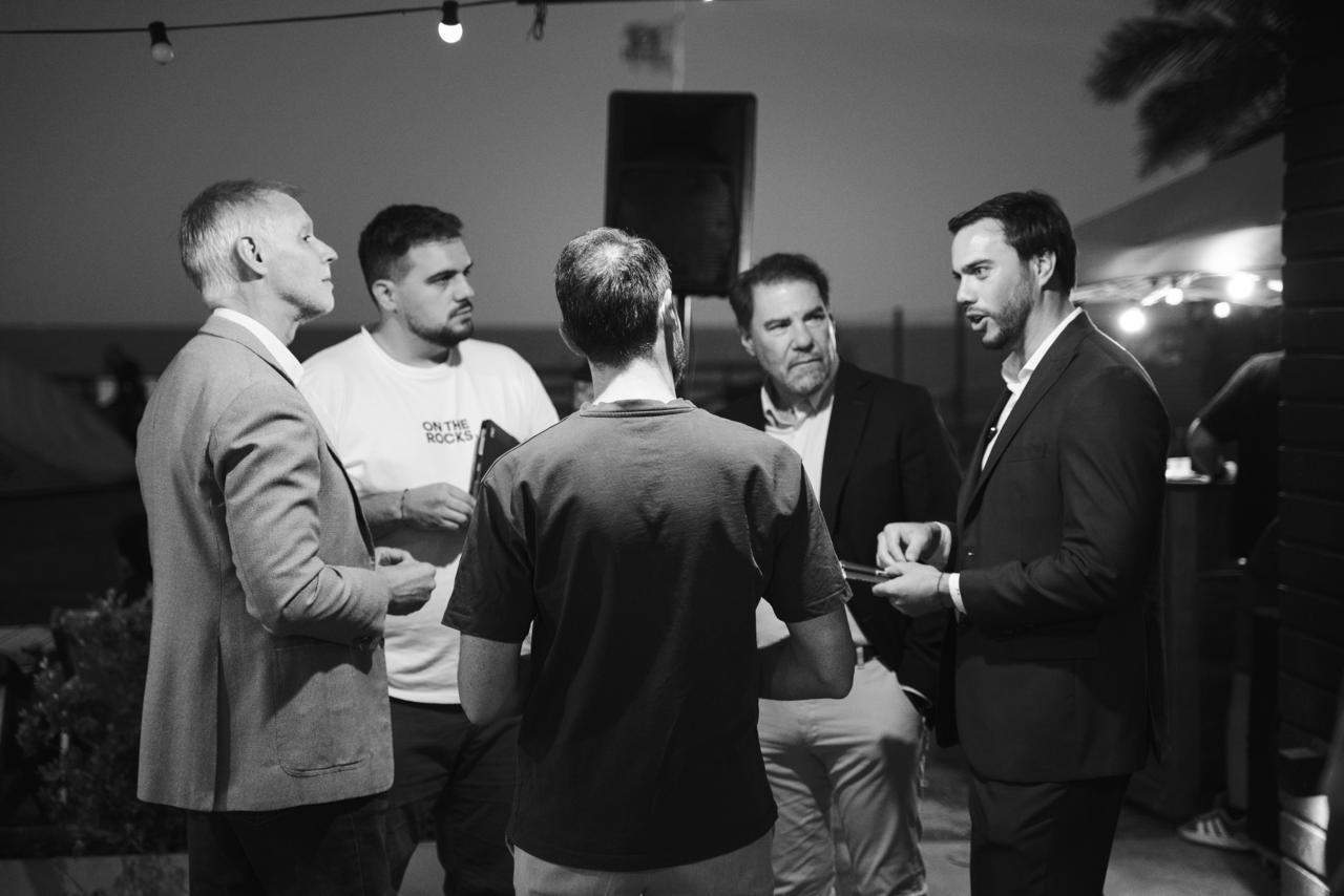 Portada de On The Rocks y Paisanos activaron el debate con el ciclo  "Sunset On The Rocks: Panorama de Negocios & Tecnología" 