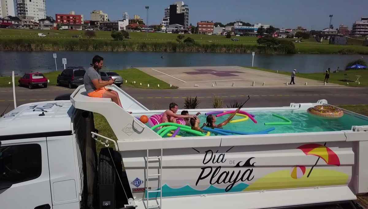Portada de El "Pool Truck" de Quintana Comunicación para Mercedes-Benz convirtió a un camión en una pileta por un día
