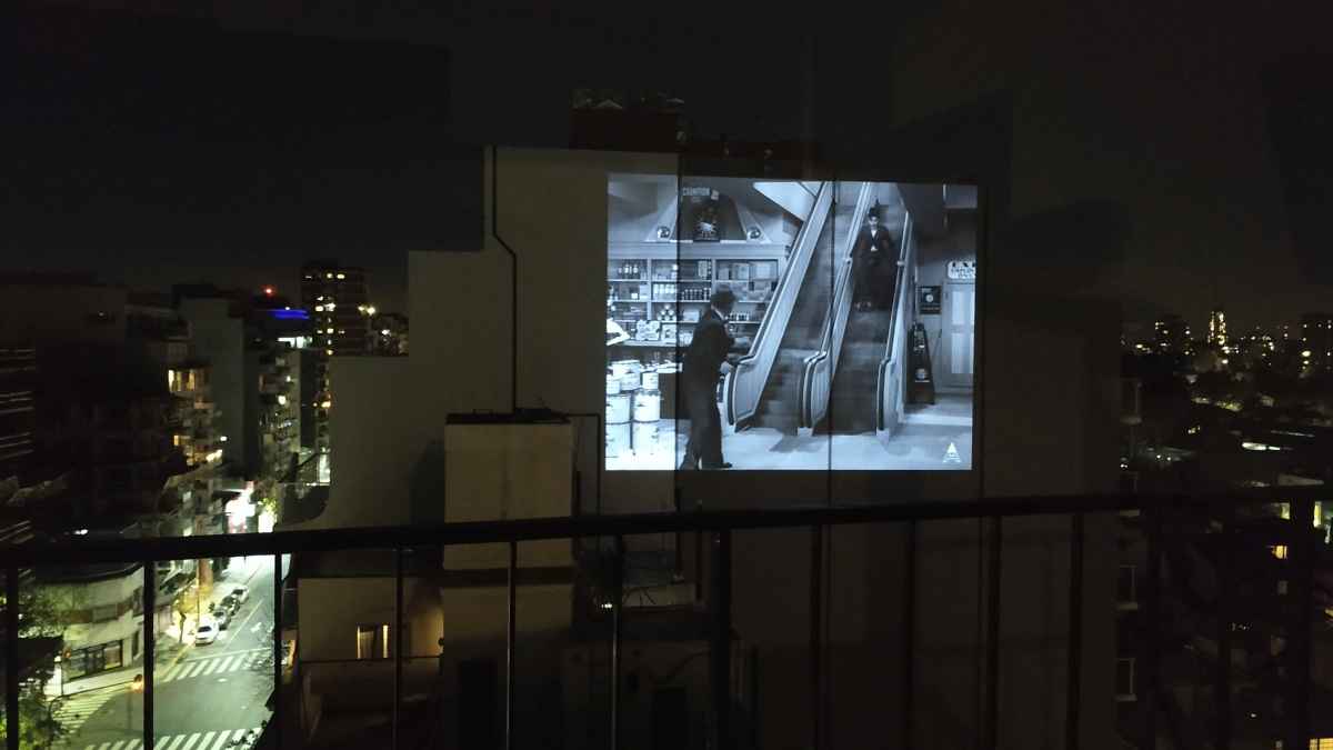 Portada de Andes Origen y MUBI proyectaron “Tiempos Modernos” en una medianera en Palermo para que los vecinos vuelvan al cine, desde el balcón