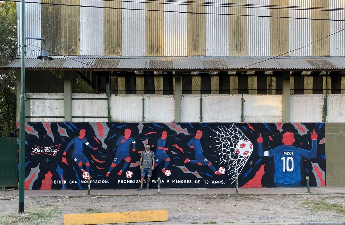 Portada de Budweiser rinde homenaje a Lionel Messi a través de arte urbano en Perú Beach