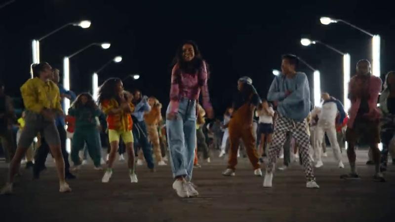 Portada de "Unfold Your World": bailarines y bárbaros en la nueva campaña de los plegables de Samsung