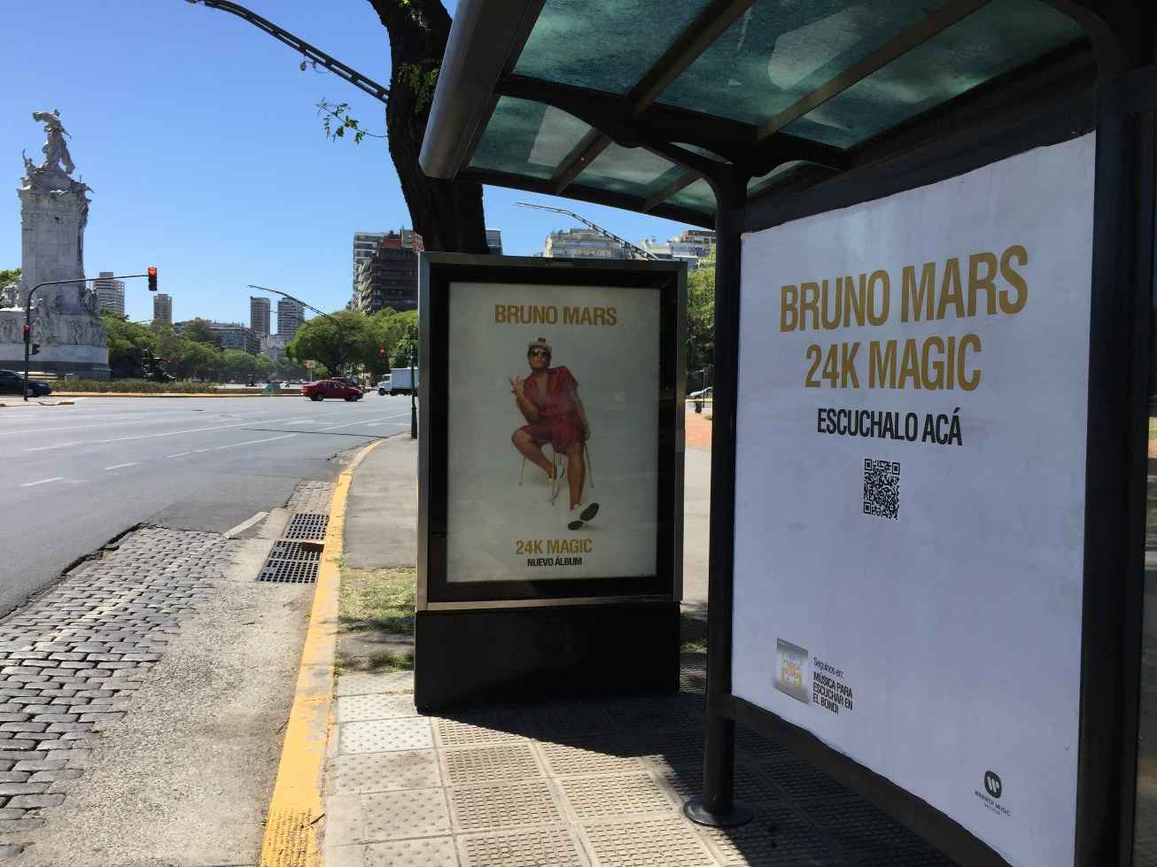 Portada de El nuevo disco de Bruno Mars se pudo escuchar en la vía pública gracias a Publicidad Sarmiento