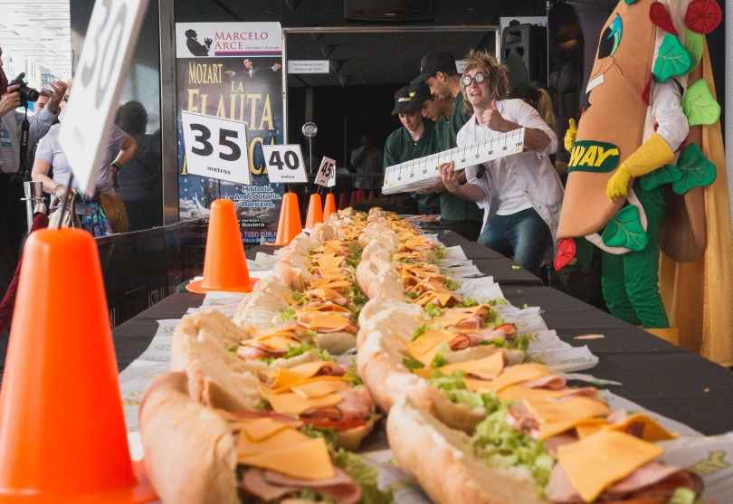 Portada de Restaurantes Subway realizó un sándwich de 50 metros 