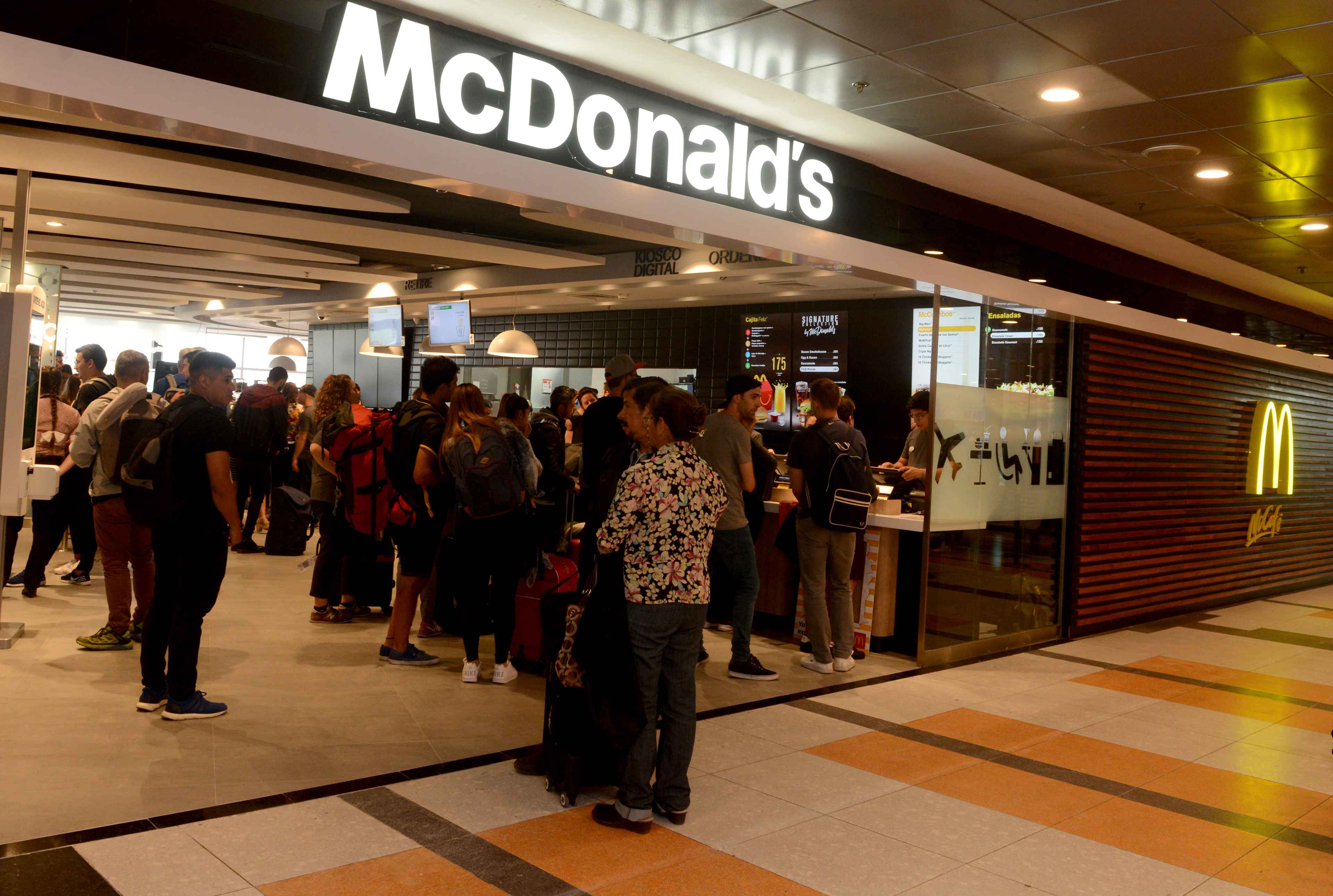 Portada de McDonald's renovó digitalmente su local del aeropuerto de Ezeiza