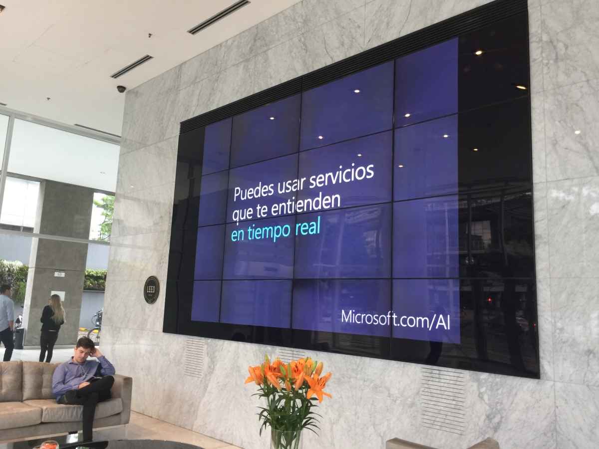 Portada de Latcom realizó para Microsoft la comunicación regional de su servicio AI B2B