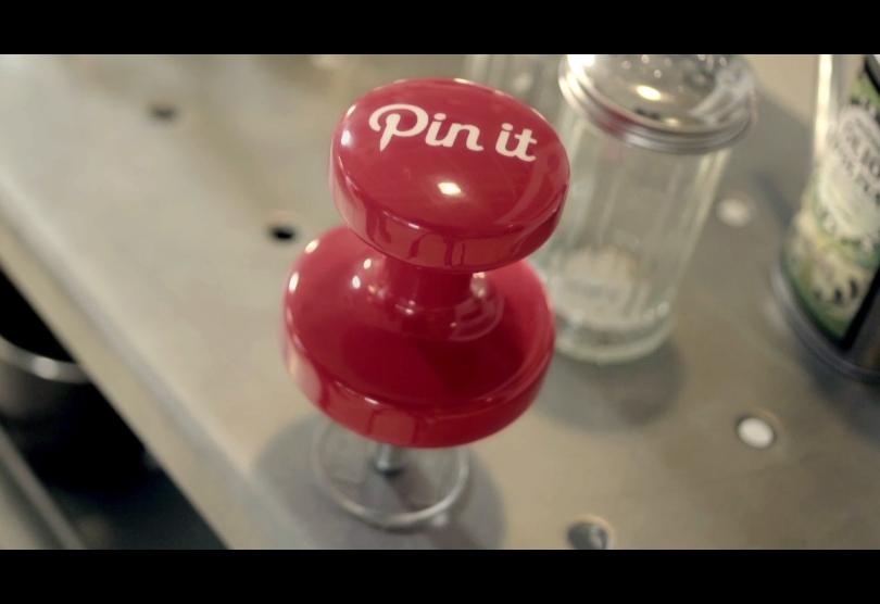 Portada de Pinterest y Tok&Stok; ponen el botón Pin en el mundo real, acción de DM9DDB