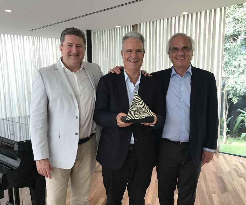 Portada de Luiz Lara, Presidente de Lew'Lara\TBWA, fue homenajeado en el TBWA's Global CEO Meeting
