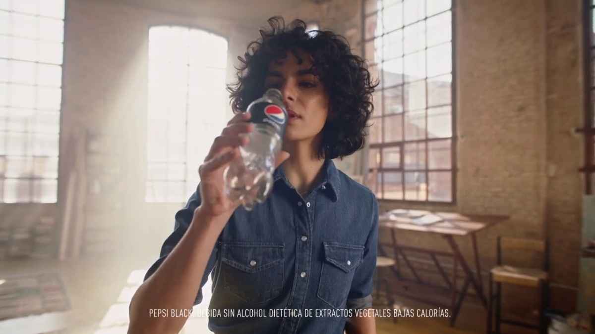 Portada de La nueva campaña de Pepsi para presentar su botella 100% reciclada