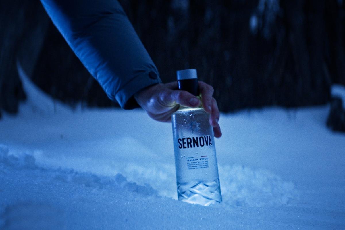 Portada de “The best of the night” lo nuevo de Sernova Vodka junto a Room23