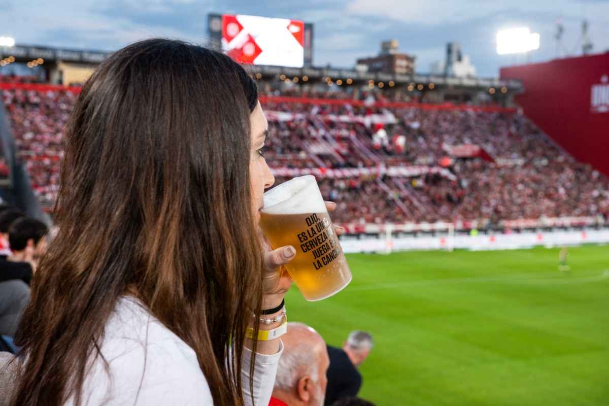 Portada de De la mano de Quilmes vuelve la cerveza a los estadios del fútbol argentino