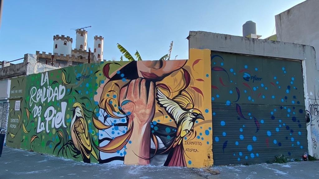 Portada de Pfizer Argentina se une a tres artistas para intervenir murales y generar conciencia sobre la Dermatitis Atópica