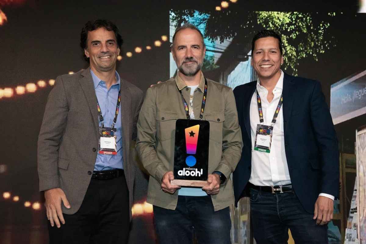Portada de Super gana dos oros con Mercado Libre en los Premios ALOOH 2022