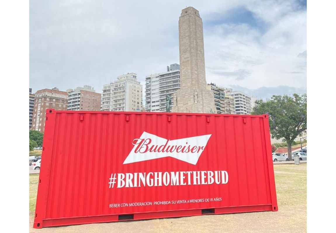 Portada de Los containers de Budweiser aparecieron en Rosario en la previa del partido con Polonia