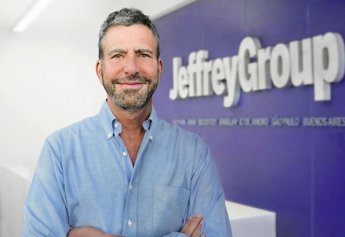 Portada de Jeffrey Sharlach, fundador de JeffreyGroup: 30 años de excelencia en comunicación y una gran apuesta por el éxito en Latinoamérica