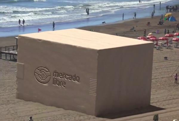 Portada de Mercado Libre lleva una “caja gigante” a las playas de Mar del Plata en el marco de su campaña de verano