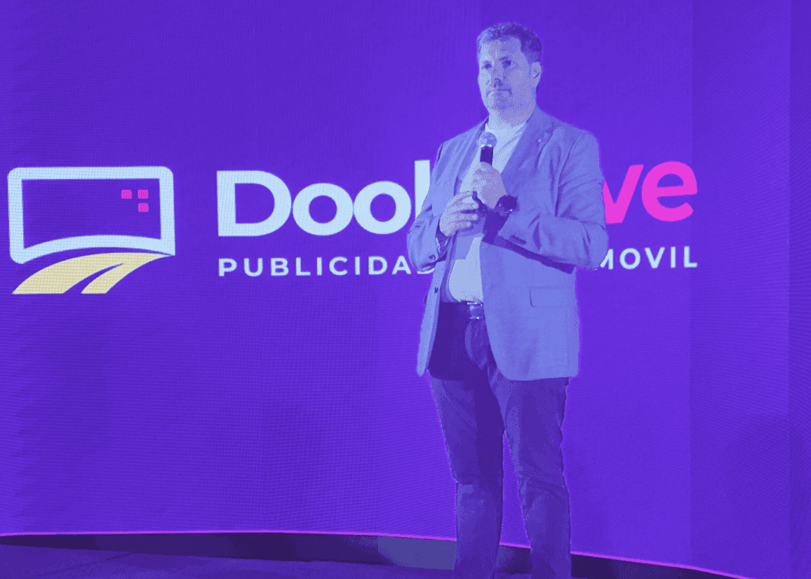 Portada de Doohdrive lanzó la primera red de pantallas digitales en taxis