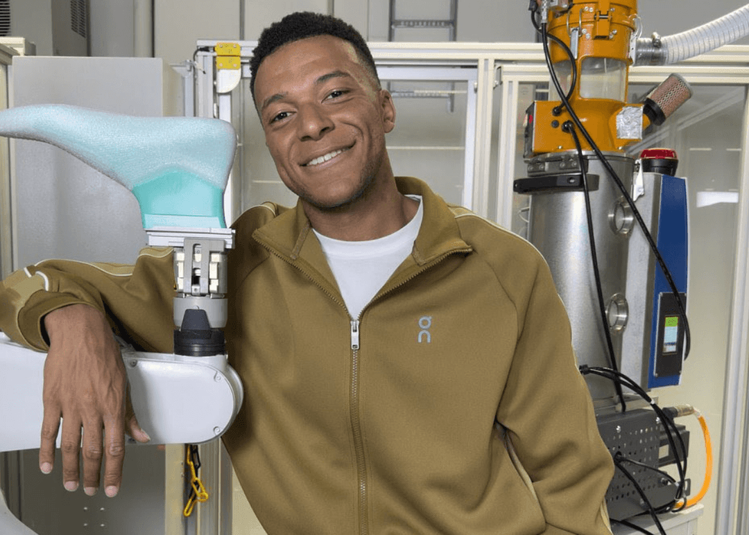 Portada de On entra al fútbol de la mano de Kylian Mbappé